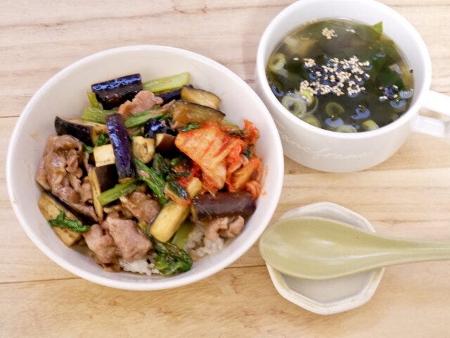 ビビンバ風のっけごはんとわかめスープの献立 完成 ビビンバ風のっけごはんとわかめスープの献立 完成