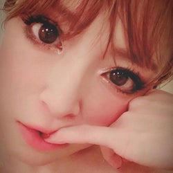 浜崎あゆみ、小指噛んだアップショットとメッセージに反響「人形みたい」「心にしみた」
