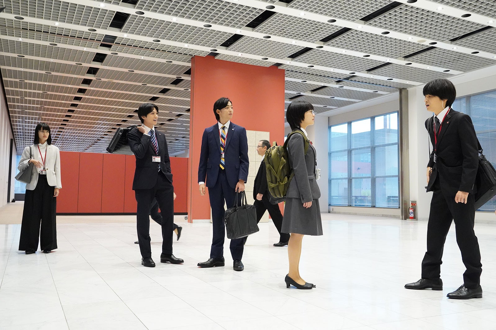 （左から）橋本愛、新田真剣佑、竜星涼、高畑充希、岡山天音／「同期のサクラ」第4話より（C）日本テレビ