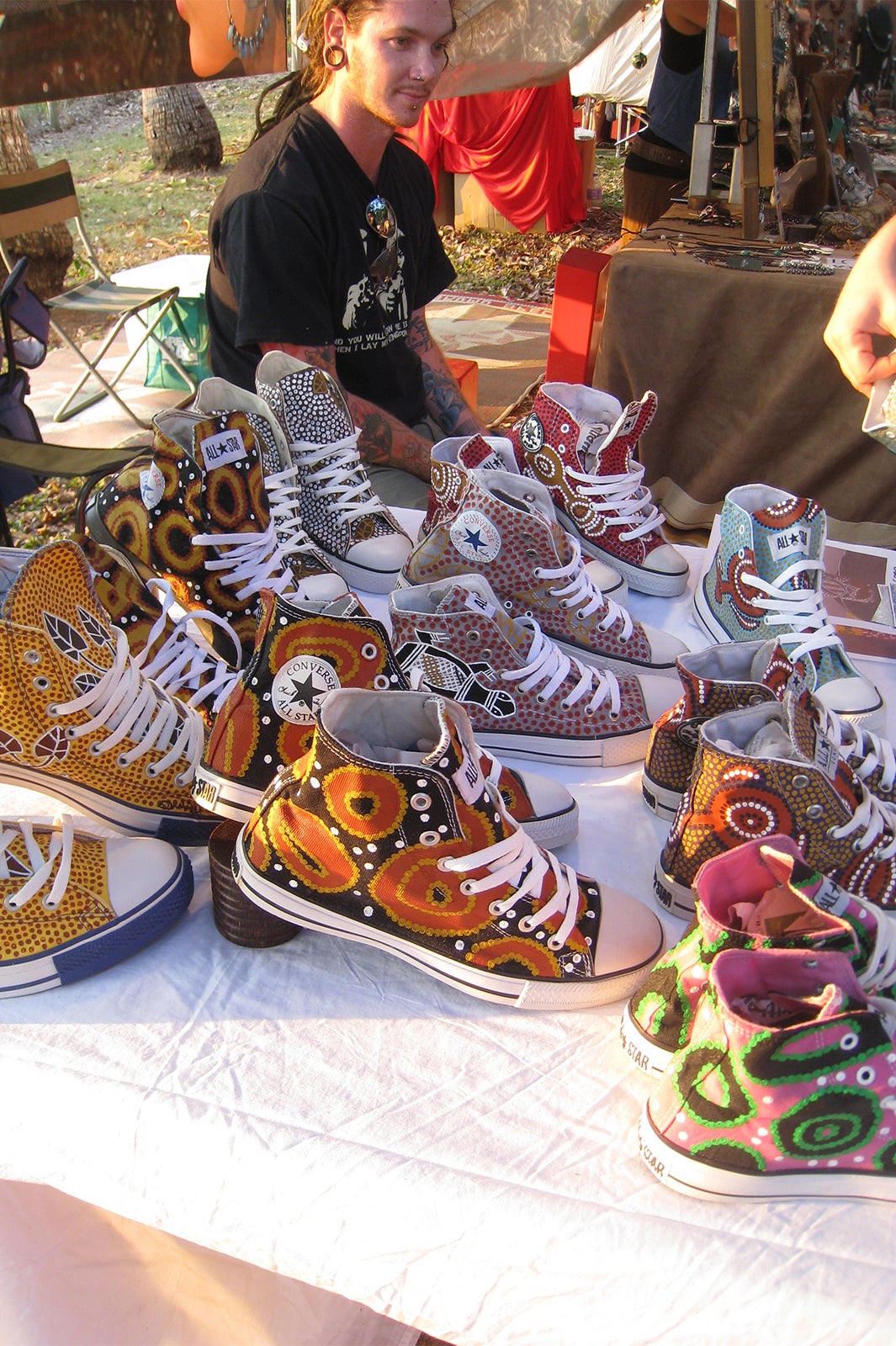 アボリジニのモチーフのスニーカー／画像提供：ノーザンテリトリー政府観光局