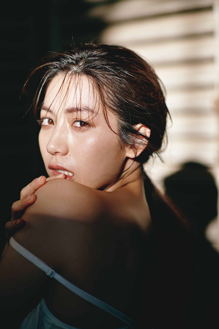 佐藤あいり　全裸監督 画像3/5) 「全裸監督2」セクシー女優熱演の佐藤あいり、美ボディで魅了 “全てを魅せる”写真集 - モデルプレス