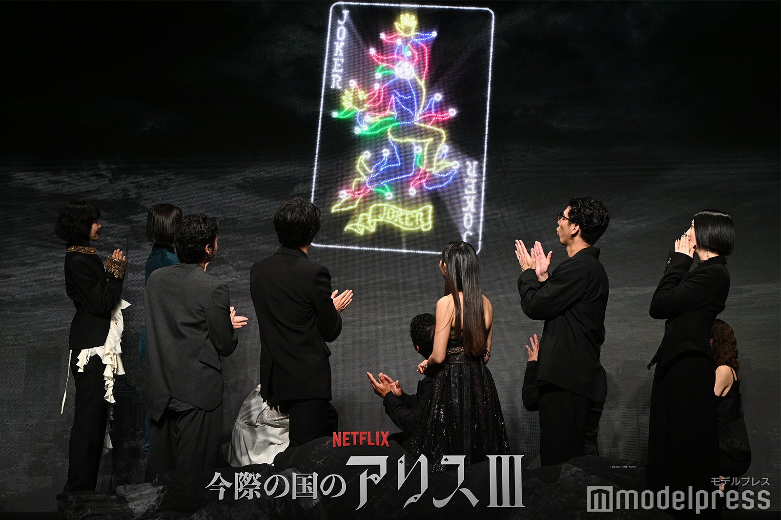 映像に驚く山崎賢人、土屋太鳳ら（C）モデルプレス