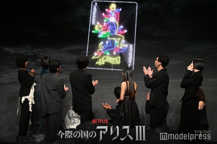 映像に驚く山崎賢人、土屋太鳳ら(C)モデルプレス