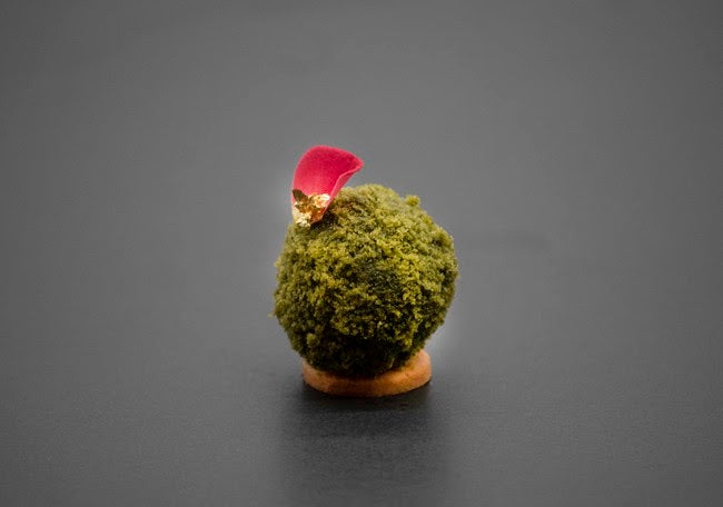 苔玉をイメージした「抹茶とラズベリーのムース」／画像提供：フォーシーズンズホテル京都