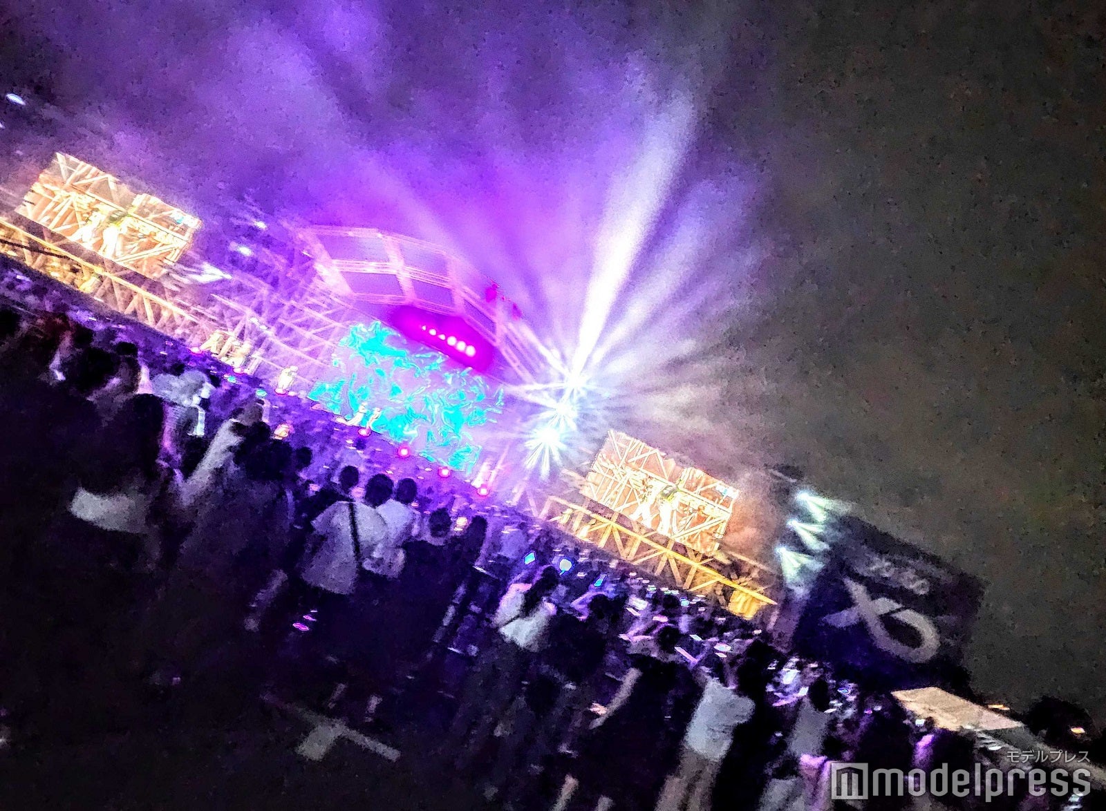 夜のステージの様子（C）モデルプレス
