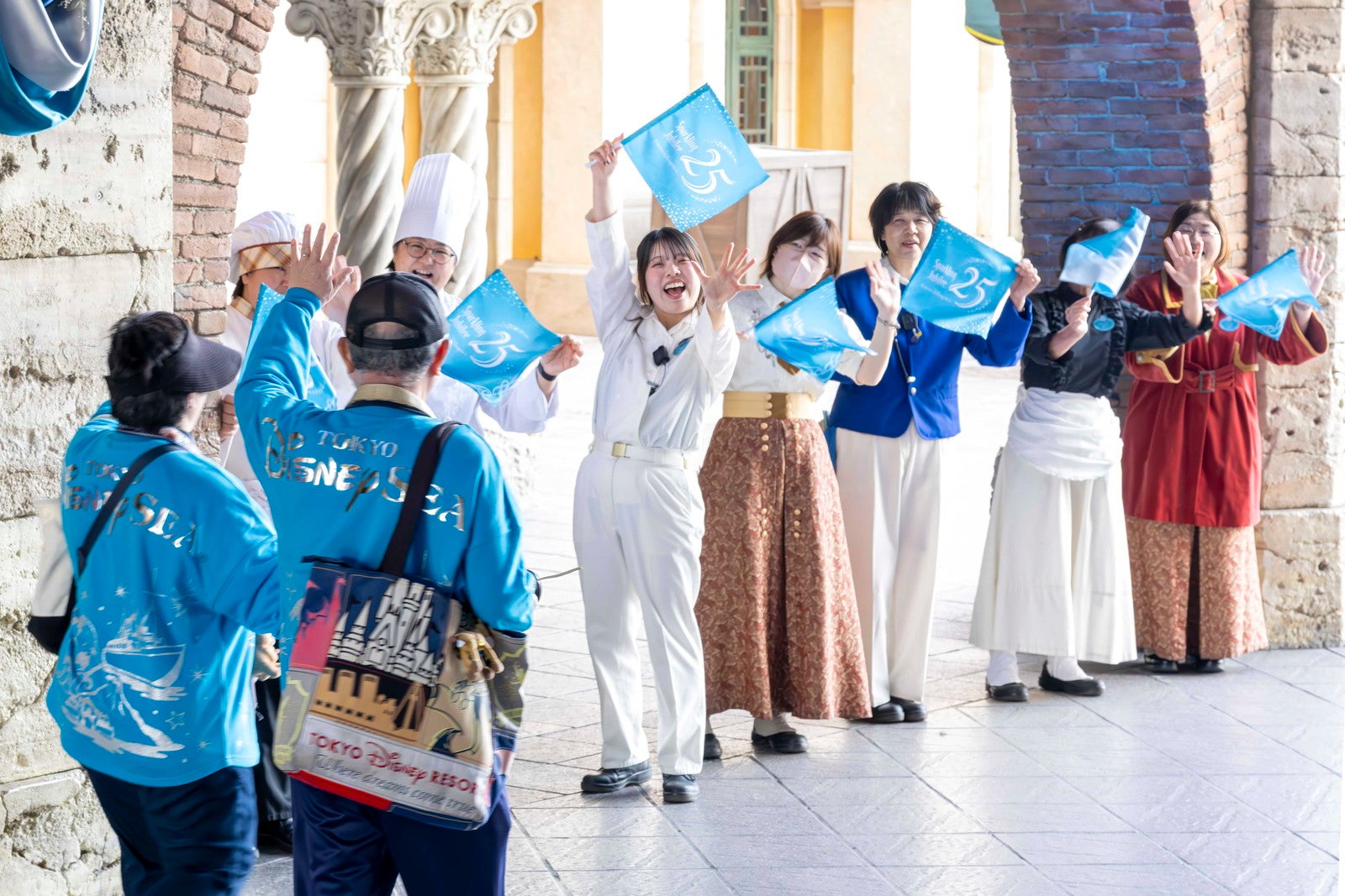 キャストがゲストを迎える様子（C）Disney