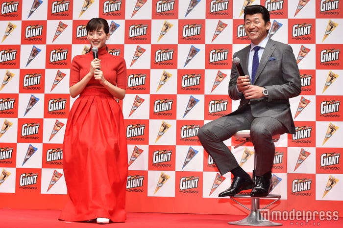 綾瀬はるか、三浦大輔氏(C)モデルプレス