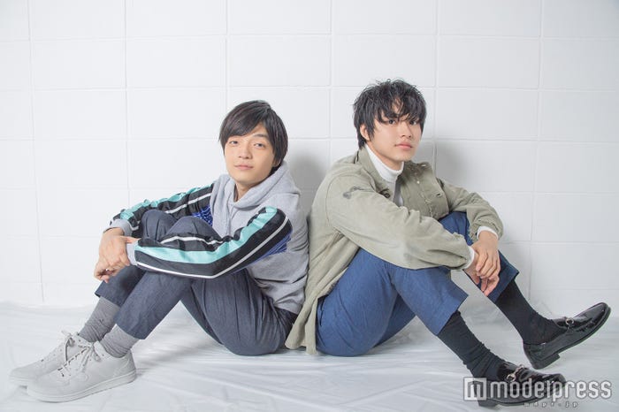 山崎賢人(右)、岡山天音(C)モデルプレス