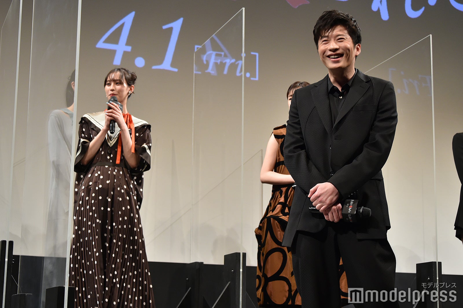 南沙良とのやりとりで笑う田中圭（C）モデルプレス