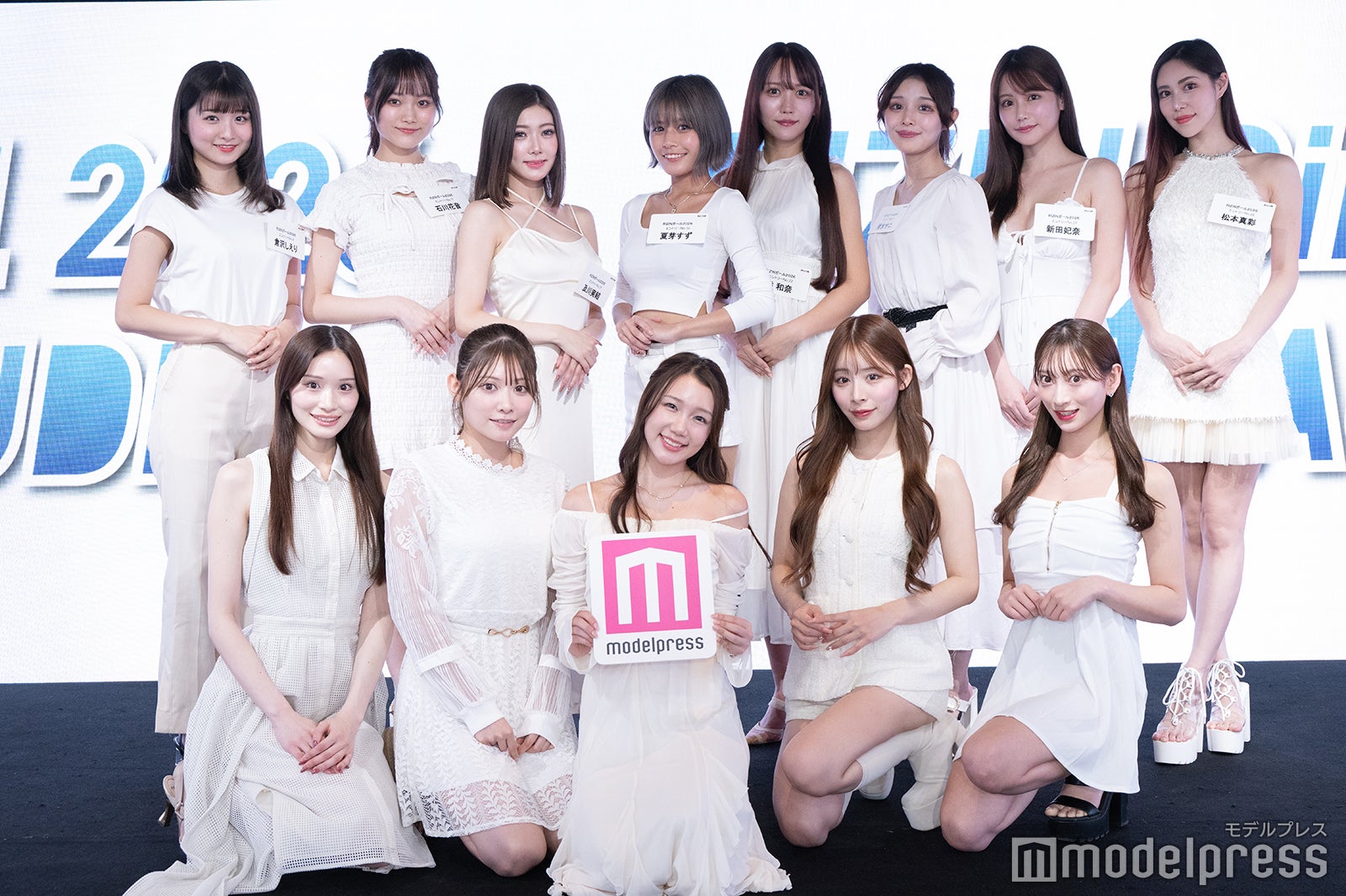 「RIZINガール2026」（前列左から）RIKO、出町杏奈、武井さら、花乃衣美優、塚越愛実（後列左から）倉沢しえり、石川花音、及川実結、夏芽すず、橘和奈、清水サニ、新田妃奈、松本真彩（C）モデルプレス