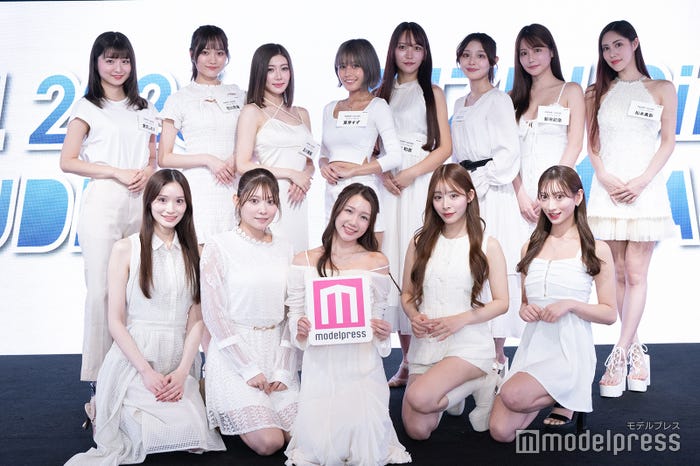 「RIZINガール2026」(前列左から)RIKO、出町杏奈、武井さら、花乃衣美優、塚越愛実(後列左から)倉沢しえり、石川花音、及川実結、夏芽すず、橘和奈、清水サニ、新田妃奈、松本真彩(C)モデルプレス