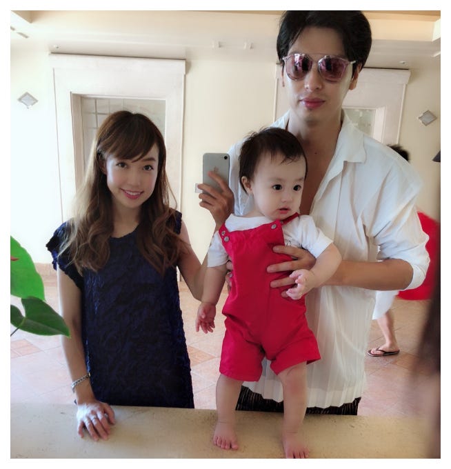アレク 息子と自分の 1歳バースデー写真 を比較 そっくり モデルプレス アレク 息子と自分の 1歳バースデー写真 を比較 そっくり モデルプレス