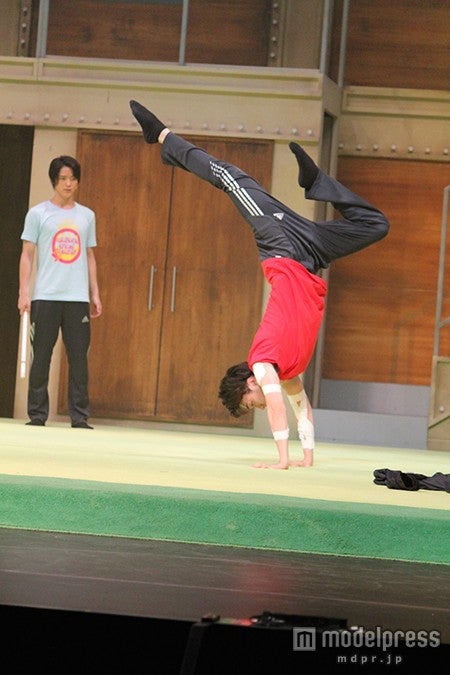 華麗なバク転も本作の見所のひとつ