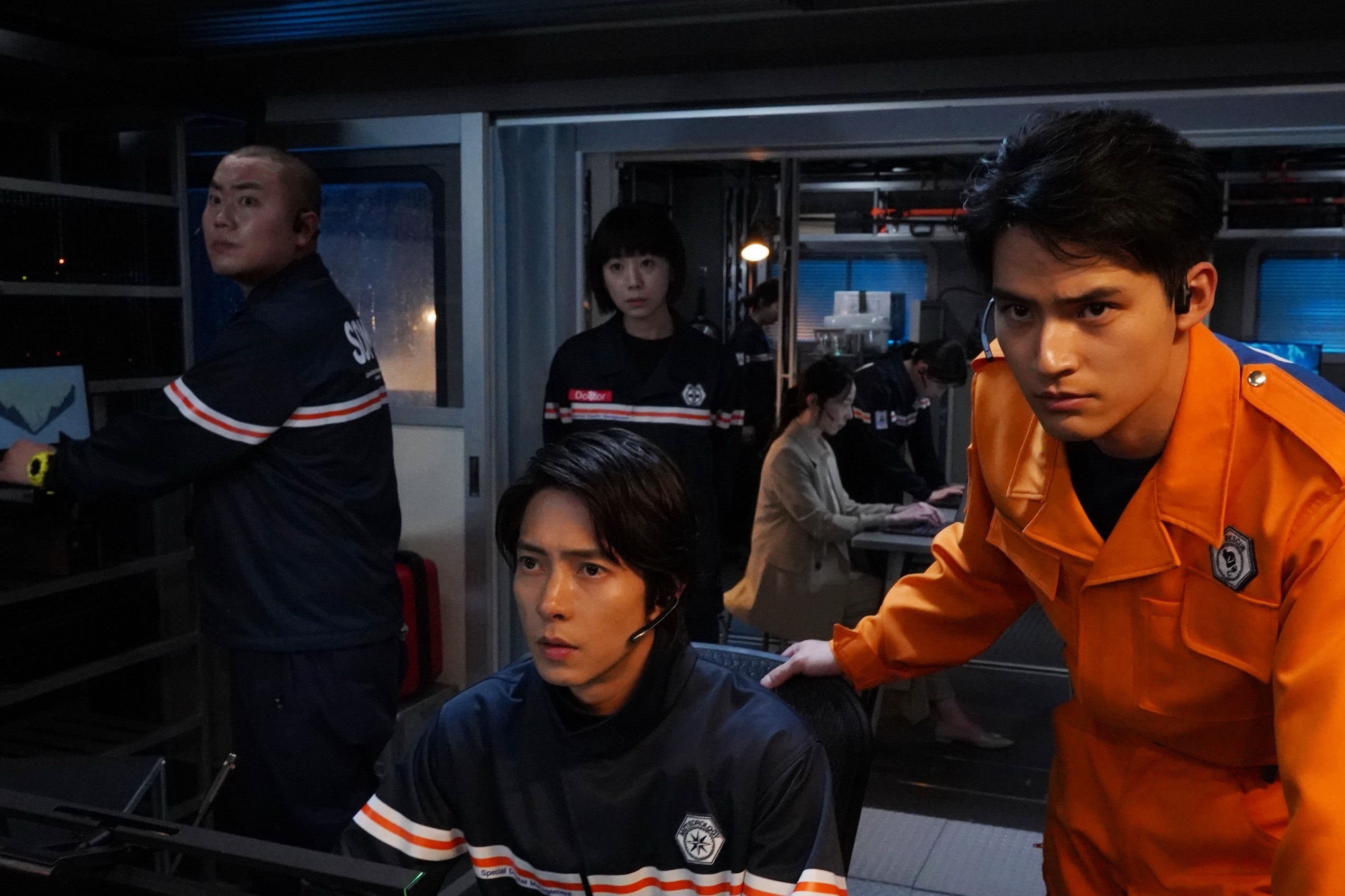 岡部大、山下智久、夏帆、平岩紙、出口夏希、水上恒司「ブルーモーメント」第7話より（C）フジテレビ