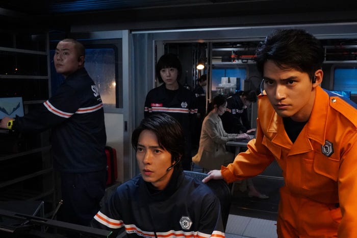 岡部大、山下智久、夏帆、平岩紙、出口夏希、水上恒司「ブルーモーメント」第7話より(C)フジテレビ