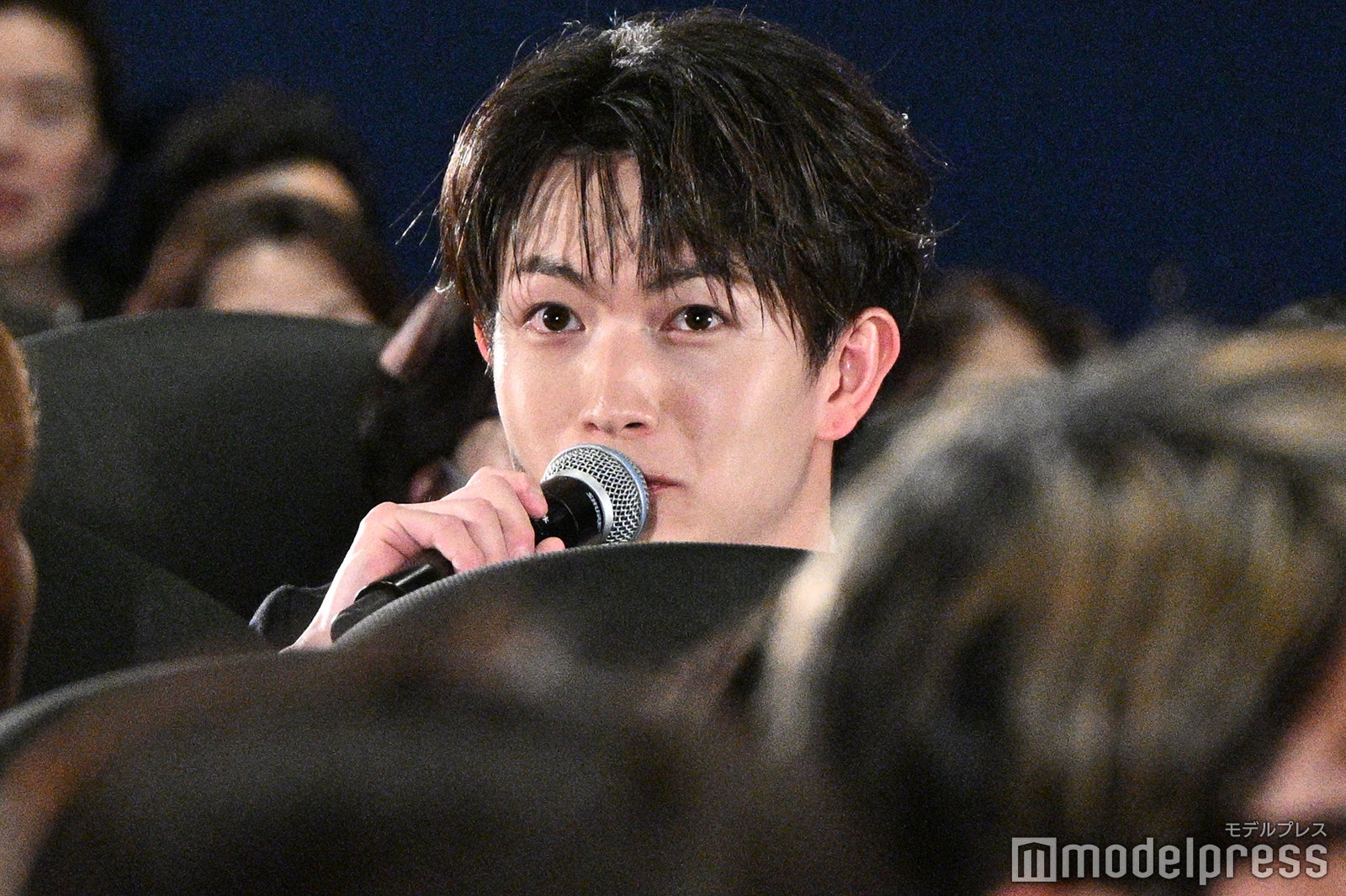 客席に下りた綱啓永（C）モデルプレス