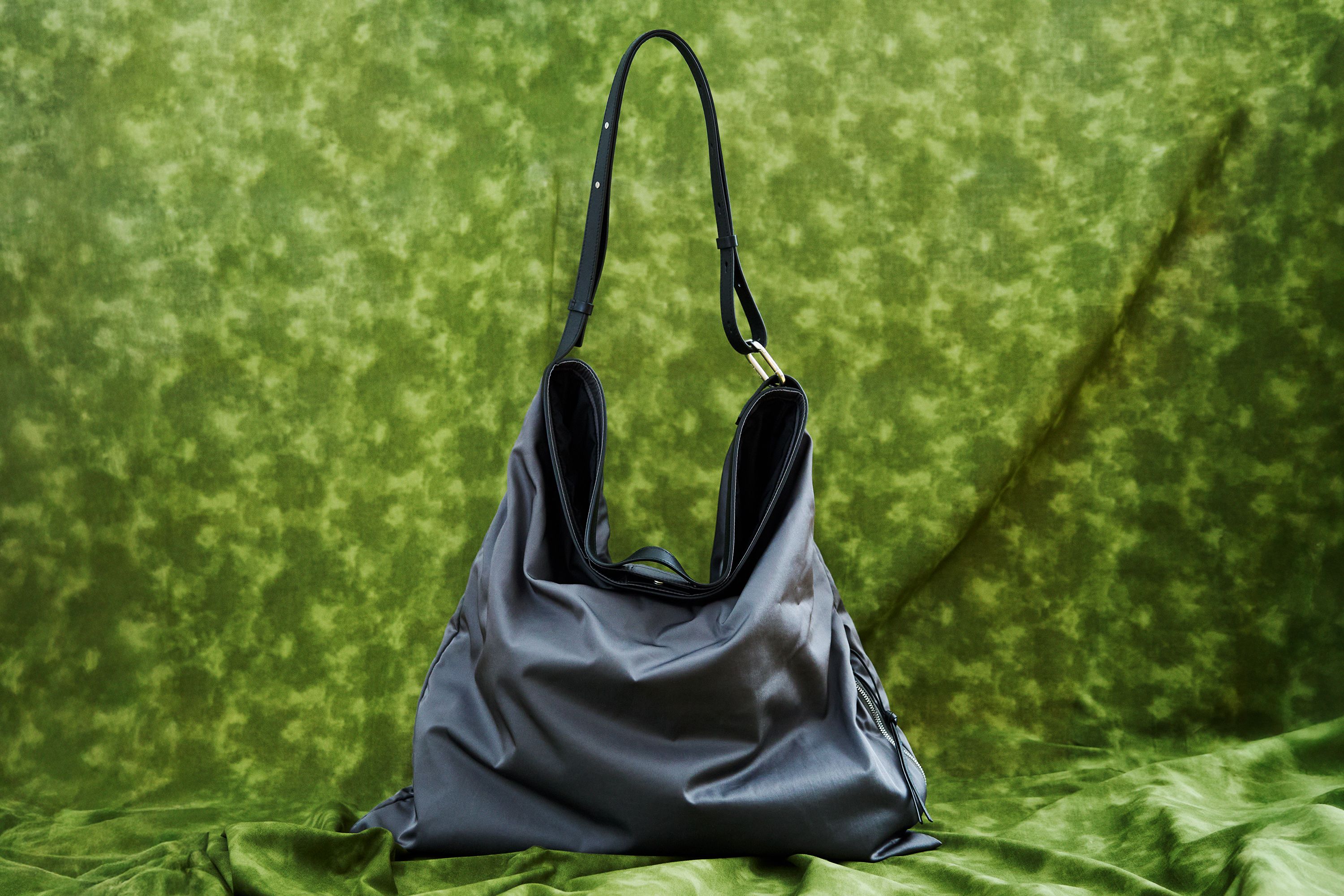 静謐な機能美が冴えるジル サンダー──2026年春、バッグと財布の最新事情