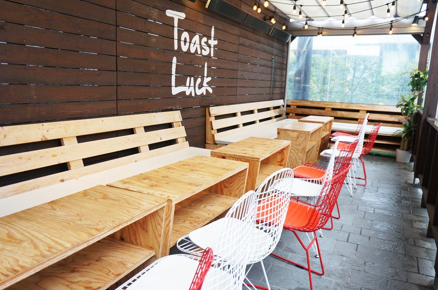 TOAST LUCK店内