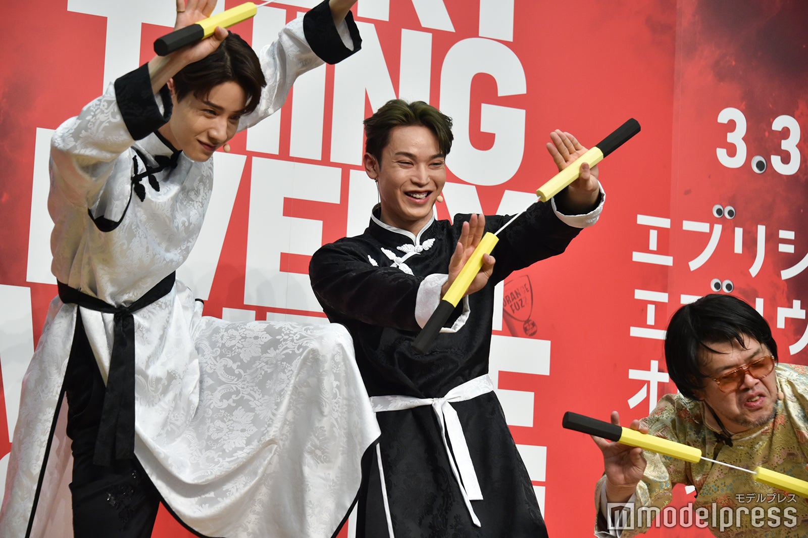 決めポーズをとる佐藤景瑚、與那城奨、くっきー！ （C）モデルプレス