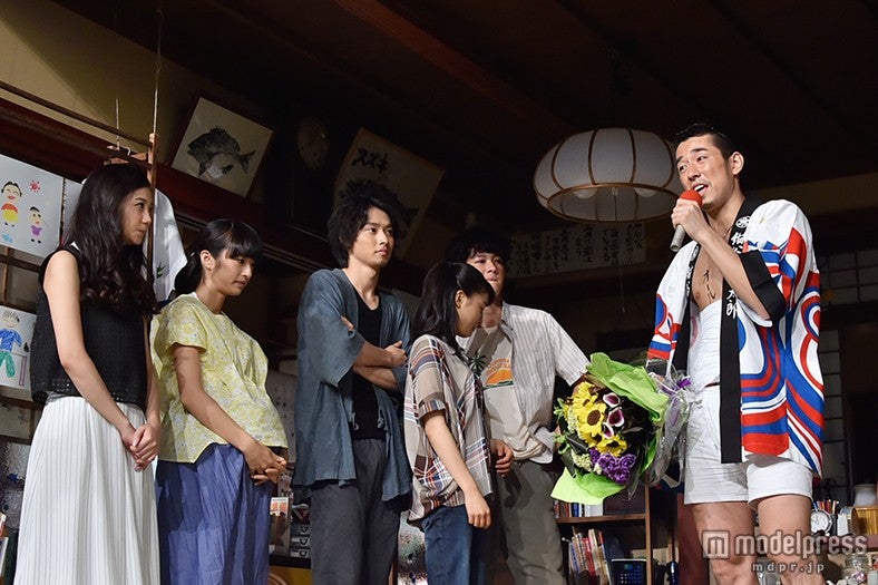 挨拶をする高畑裕太（右）とそれを見守る共演陣