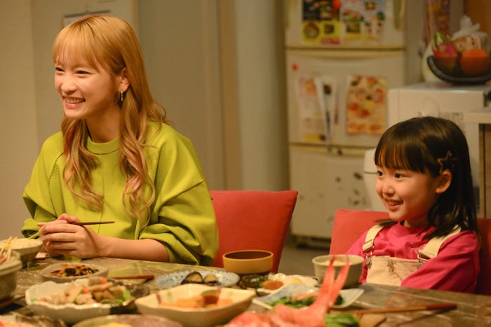 川栄李奈、池村碧彩「フェイクマミー」第8話(C)TBS