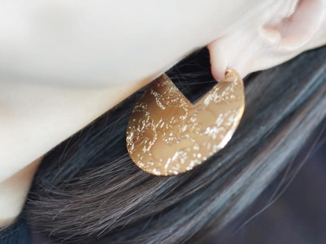 持っていて損ナシ！つけるだけで華やぐ「個性的な主役級アクセサリー」4選