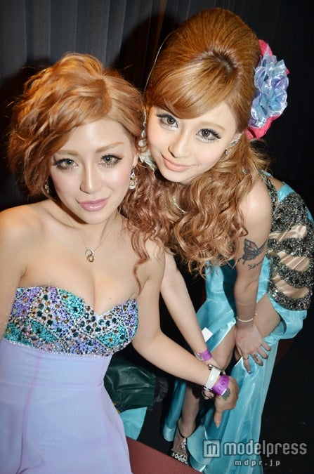 バックステージでのほずにゃむ（右）