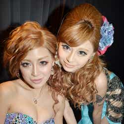 バックステージでのほずにゃむ(右)