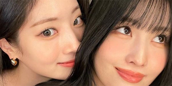 TWICEモモ、胸元チラリ ダヒョンとの密着ショット公開「美し