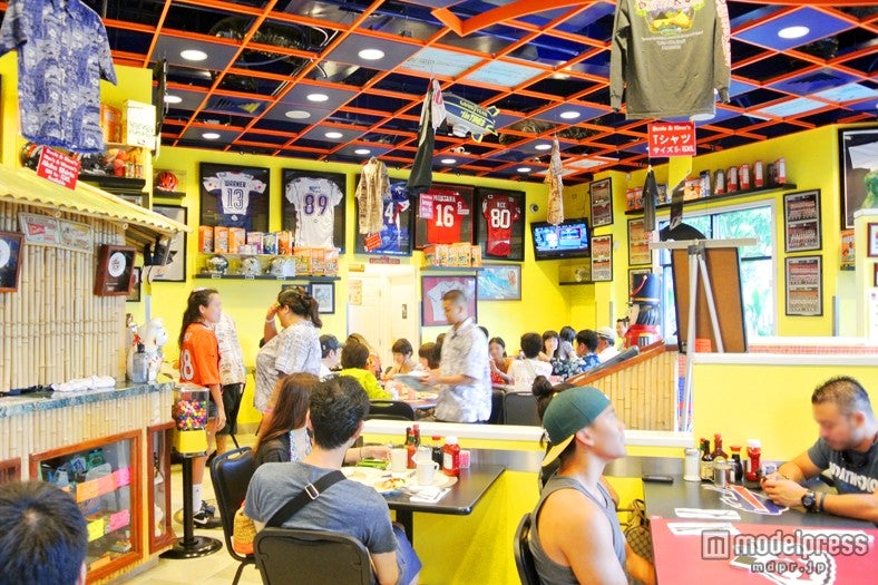 ロコや観光客で賑わう店内