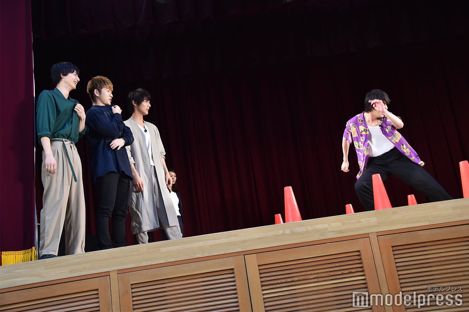 「1分間反復横跳び対決」の様子 （C）モデルプレス