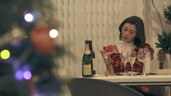 一人になっても上機嫌で飲み続ける聖南「TERRACE HOUSE OPENING NEW DOORS」10th WEEK(C)フジテレビ/イースト・エンタテインメント