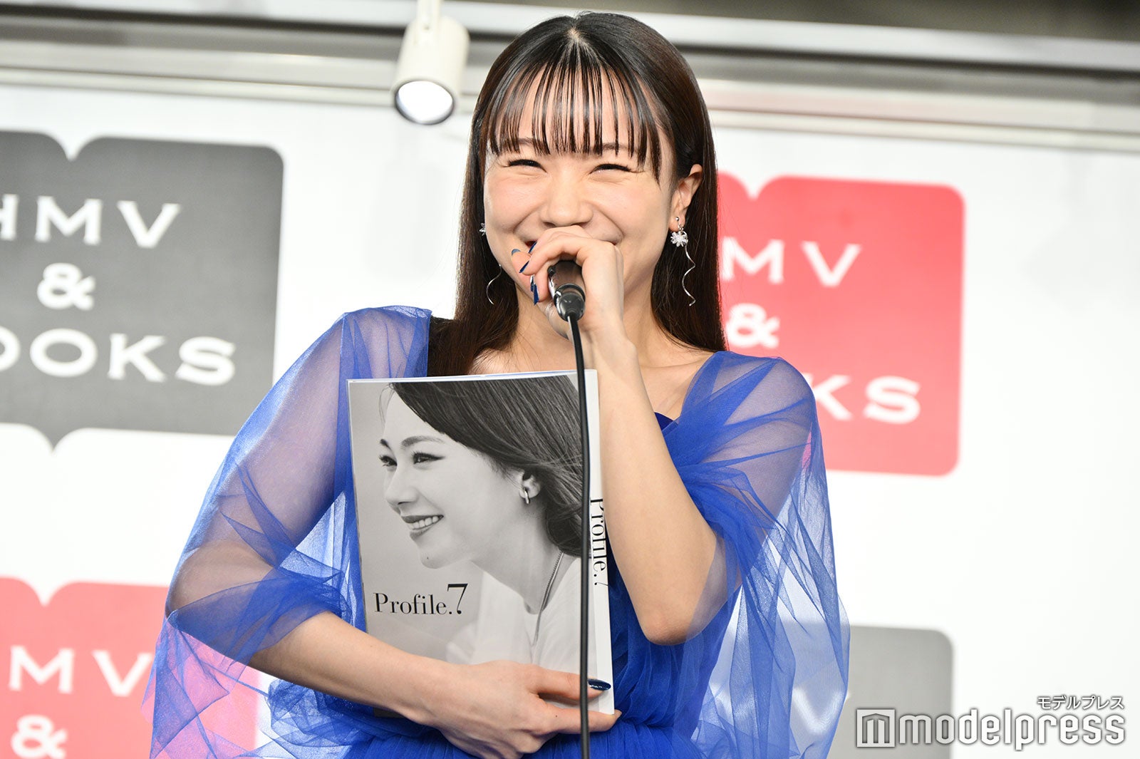 満面の笑みで写真集の出来栄えを「120点」と伝えた石田亜佑美（C）モデルプレス