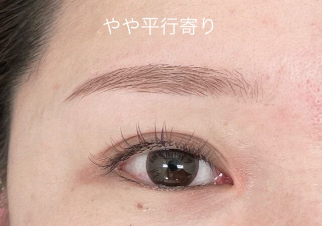 やや平行寄り眉