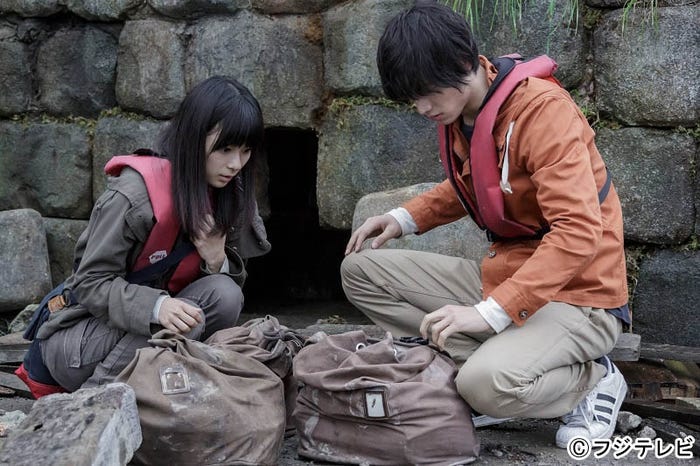 三億円を発見する福士蒼汰と芳根京子(C)フジテレビ