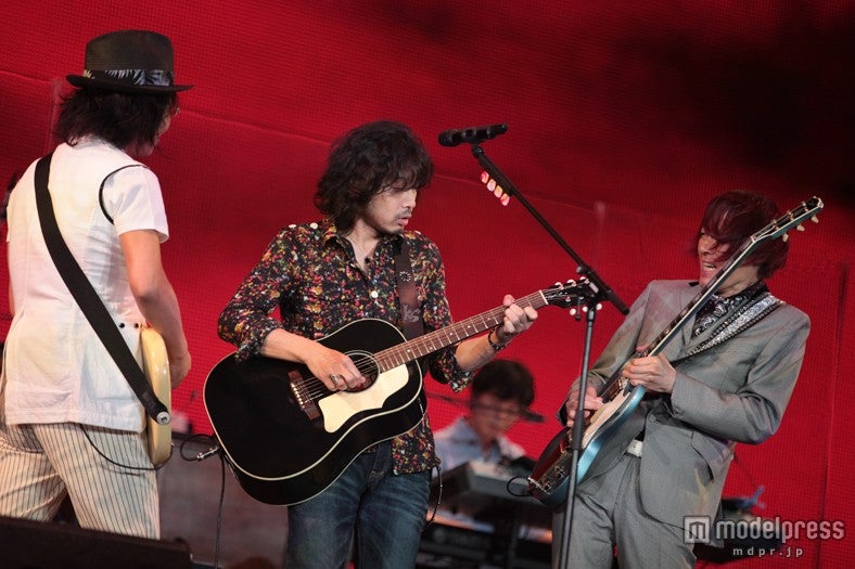 ライブパフォーマンスをした斉藤和義