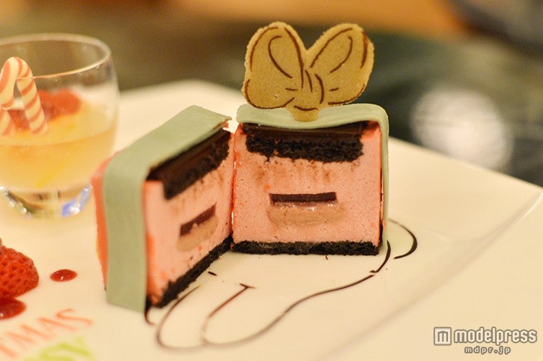 中にはクランベリーソース／ラズベリームース