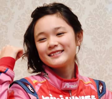 女性レーシングドライバーがシックな振袖姿披露「20歳成人の日」を報告 SNS祝福「大和撫子ですね」「やばいくらい可愛い」