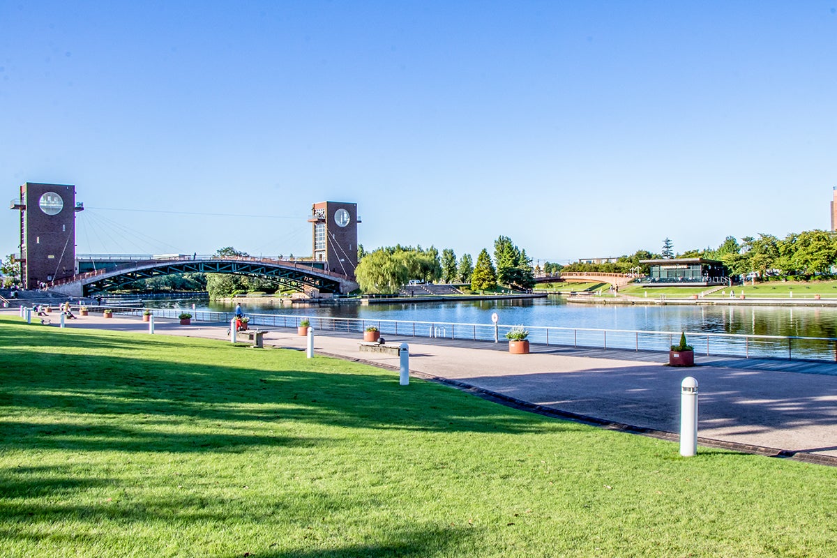 芝生でくつろいだり散歩したりと、地元の人たちの憩いの場／提供画像