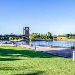 芝生でくつろいだり散歩したりと、地元の人たちの憩いの場/提供画像