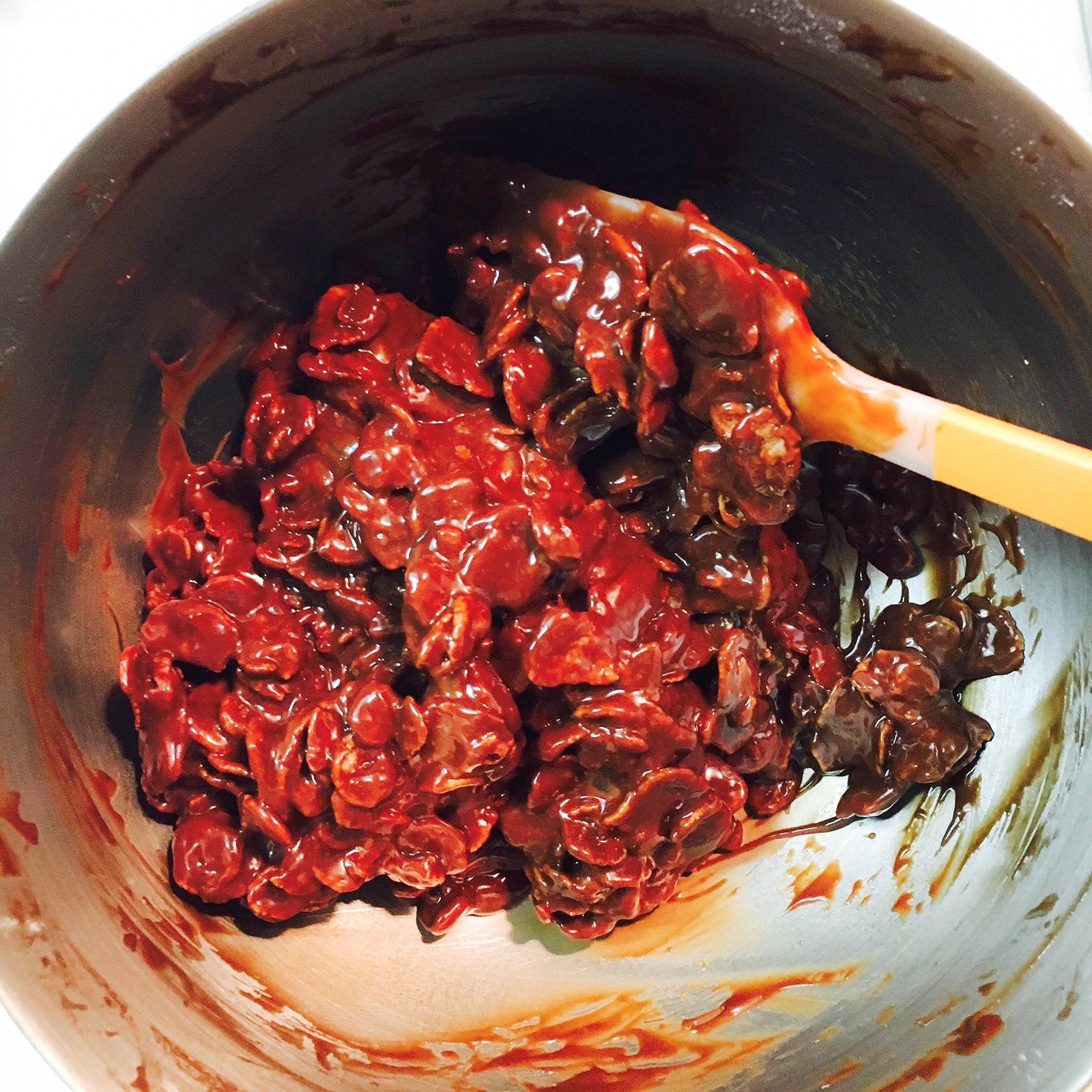 コーンフレークを加えたらさっくり混ぜよう／画像提供：柏原歩