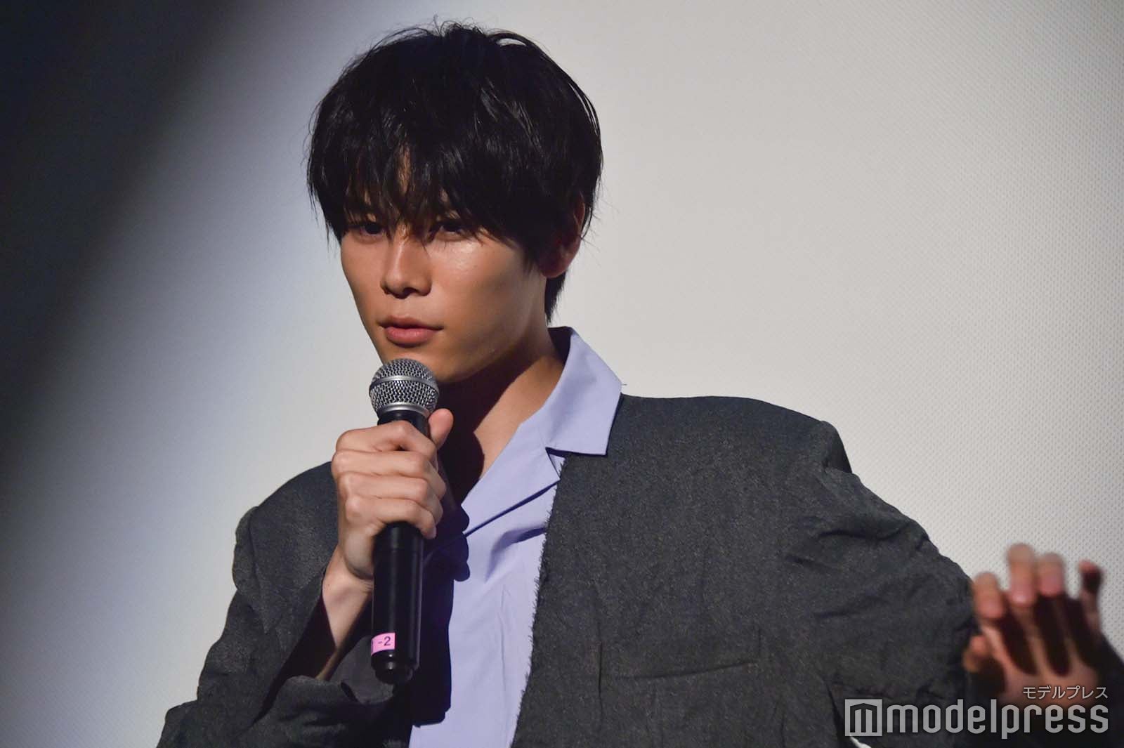 「教室に入る清居」を細かく説明する萩原利久 （C）モデルプレス