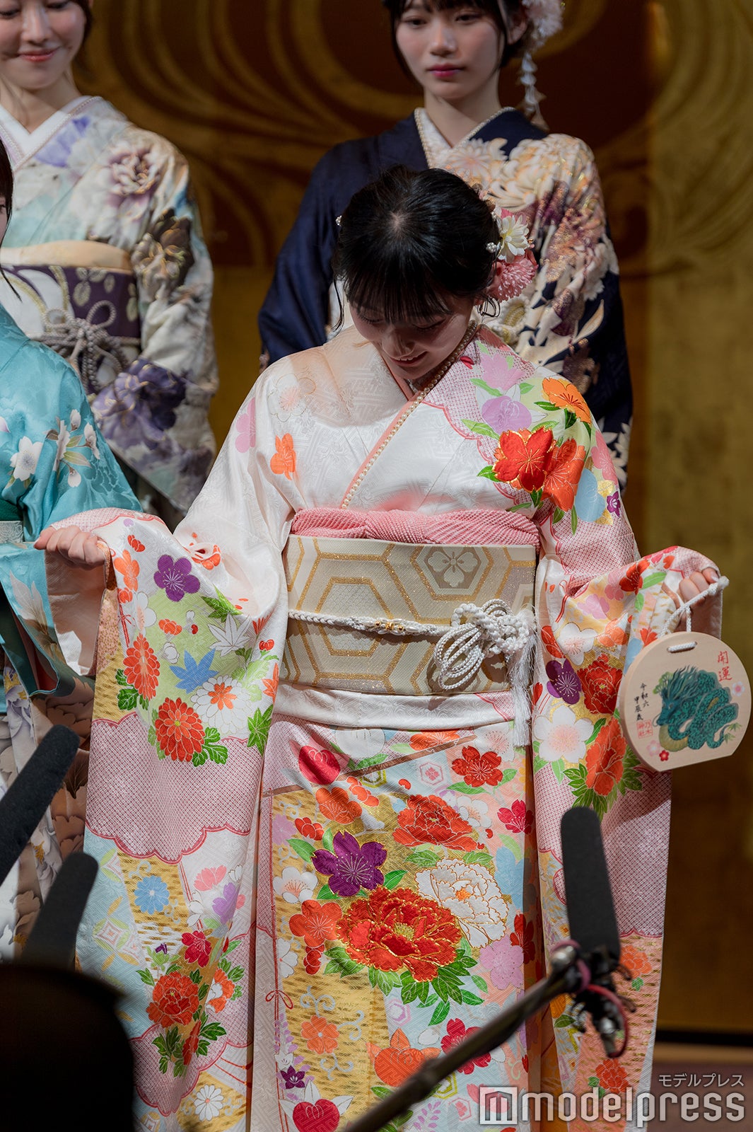 振り袖を紹介する川崎桜（C）モデルプレス