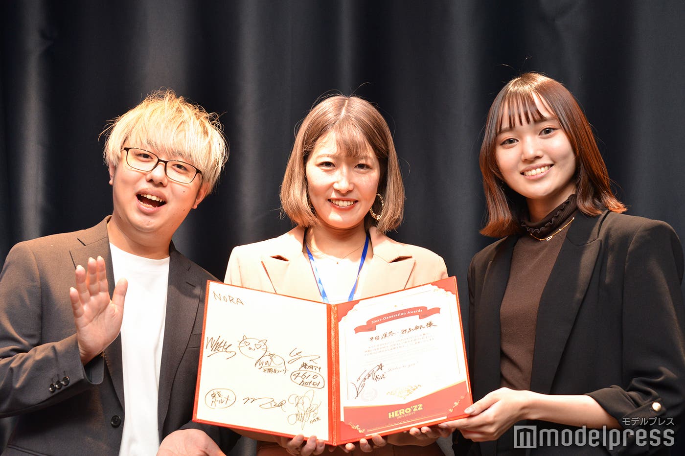 (左から)講師のホワイト、平田美冬、マネージャーのりん(C)モデルプレス