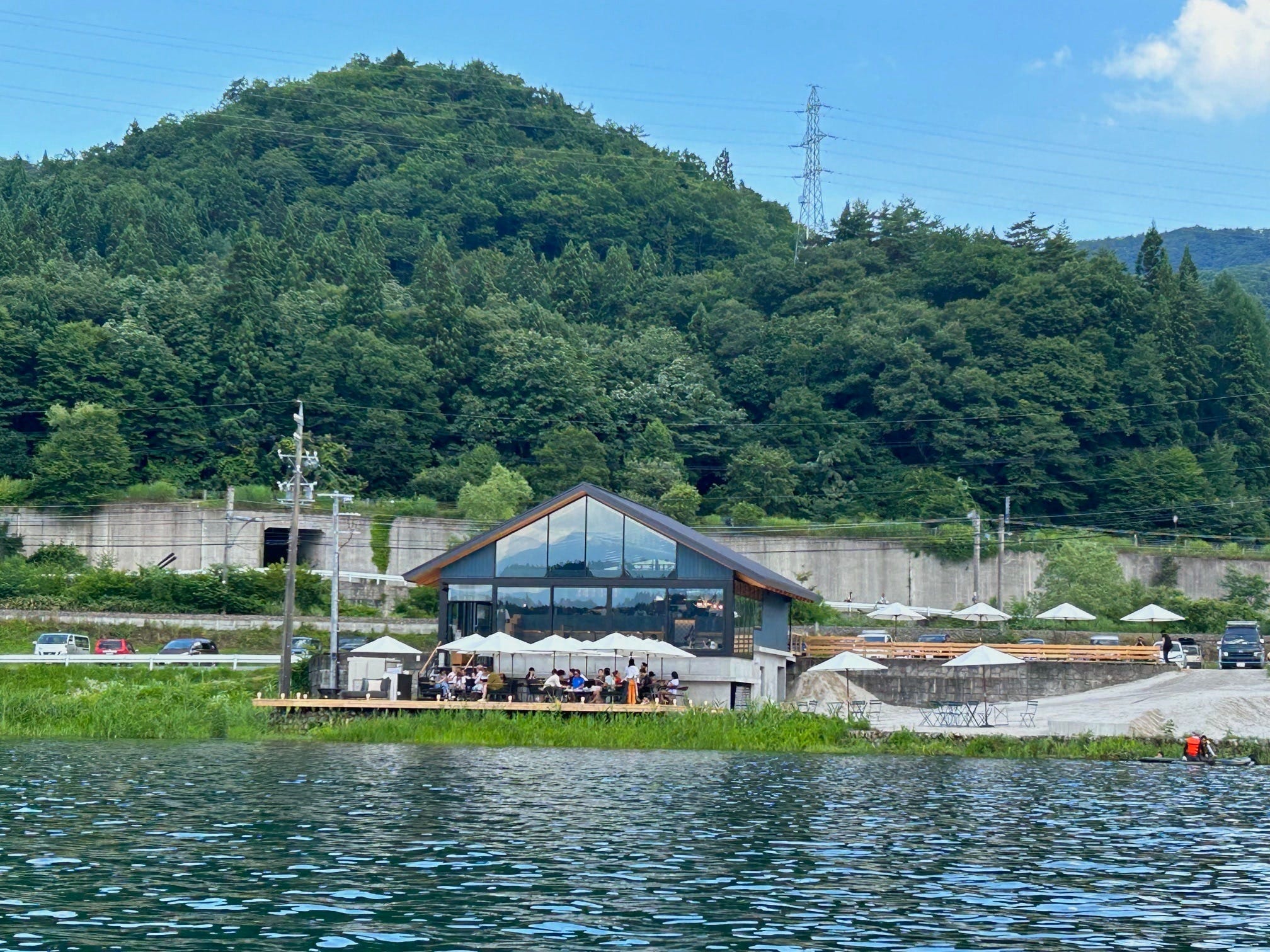 湖上から眺めたカフェ