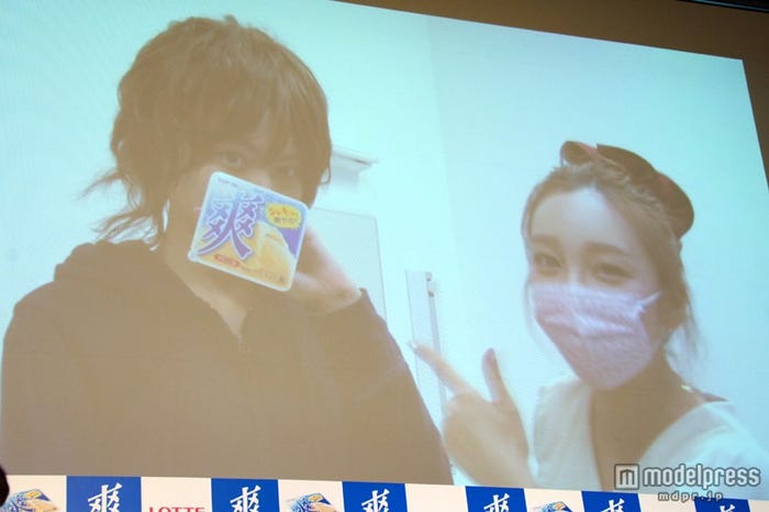 VTR出演したざわちん(右)と佐藤健風メイクの夢みるアドレセンス・山田朱莉