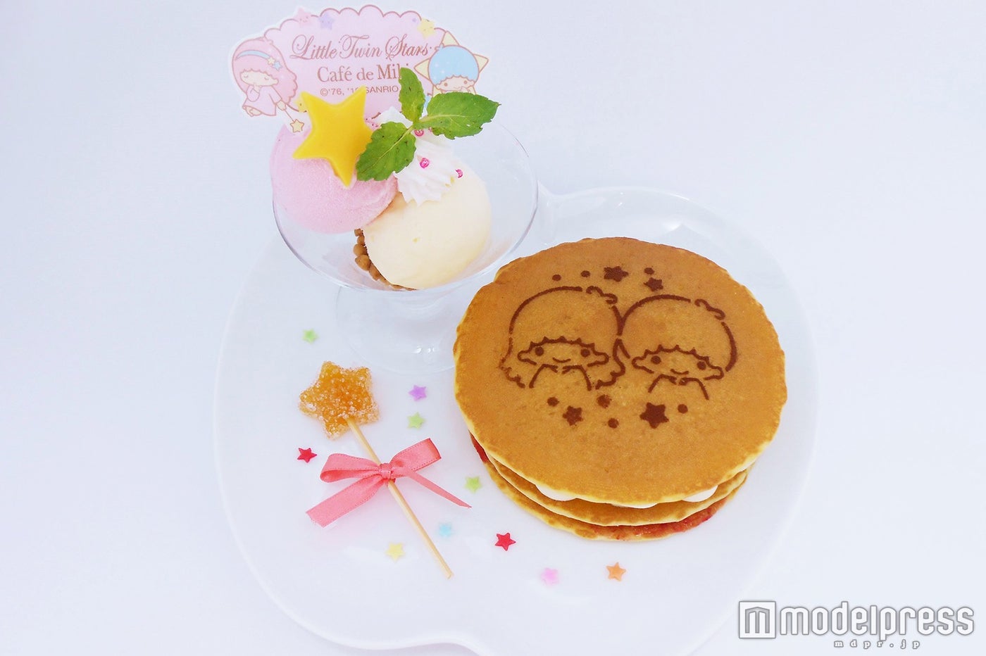 「キキ＆ララのお星さまいっぱい☆パンケーキ」（単品・税込1,404円、ドリンクセット・税込1,728円）（C）1976，2016 SANRIO CO．，LTD．APPROVAL NO．SP571009