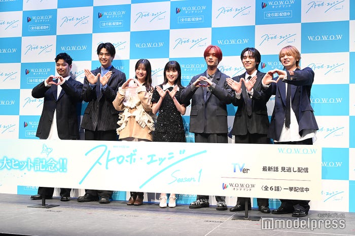 WOWOWポーズを表現したキャスト陣(左から)千葉雄大、中沢元紀、小坂菜緒、福本莉子、高橋恭平、山下幸輝、ギャルのような伊野尾慧(C)モデルプレス