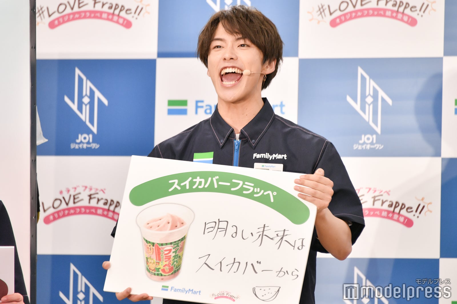 大声でプレゼンする河野純喜（C）モデルプレス