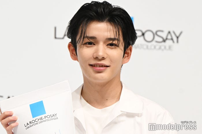 「ラ ロッシュ ポゼ」トーンアップUV アンバサダーに就任し、「我ながら肌がきれい」と自画自賛した長尾謙杜(C)モデルプレス